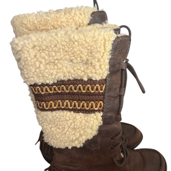UGG Shoreline 5752 Women Size 7 Brown Leather
Sheepskin Winter Boots - Picture 2 of 11